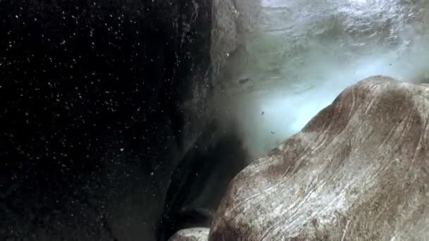 Agua transparente del río Verzasca sobre fondo de enormes piedras lisas . — Vídeo de stock