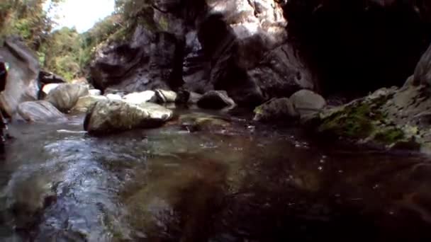 Água transparente de rio Verzasca em fundo de enormes pedras lisas . — Vídeo de Stock