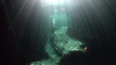 Kırılma Verzasca Nehri'nde su altında güneş ışığı içinde kamera operatörü.