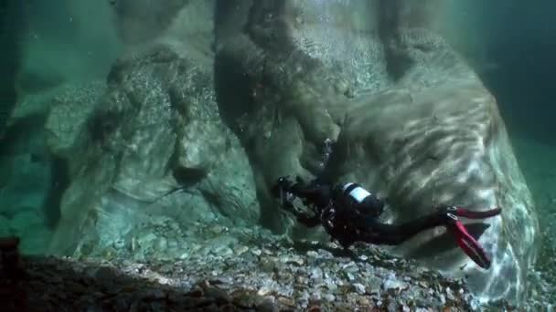 Buzo operador de cámara bajo el agua en el río transparente Verzasca . — Vídeo de stock