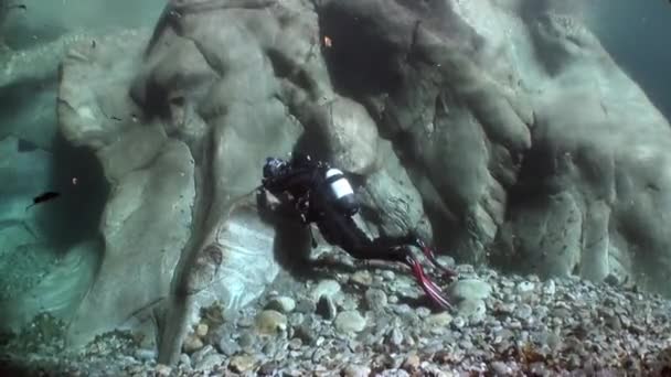 Mergulhador de operador de câmera subaquático em rio transparente Verzasca . — Vídeo de Stock