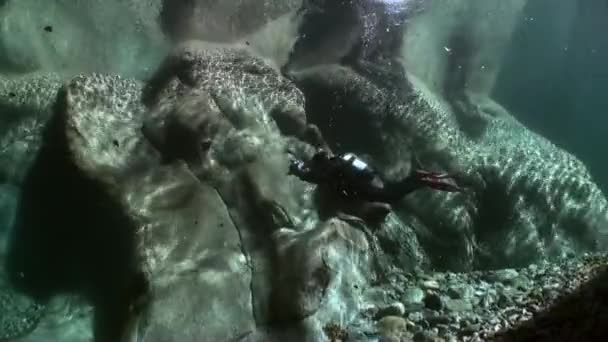 Caméra opérateur plongeur sous-marin dans la rivière transparente Verzasca . — Video