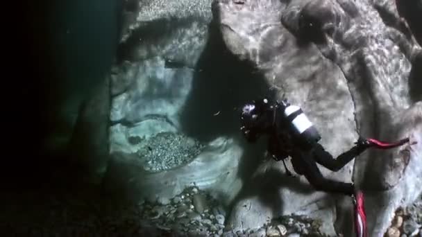 Камера оператора дайвера під водою у прозорій річці Verzasca. — стокове відео