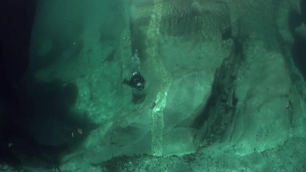 Camera operator duiker onderwater in transparante rivier Verzasca. — Stockvideo