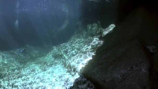Operator kamery w załamania światła słonecznego, podwodne przezroczysty River. — Wideo stockowe