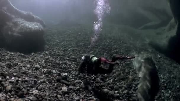 Caméra opérateur en réfraction de la lumière du soleil sous l'eau dans la rivière Verzasca . — Video