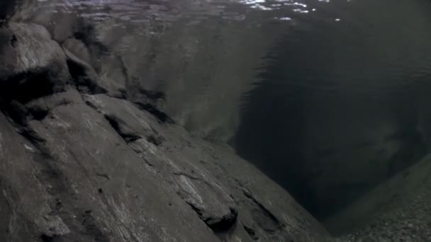 Підводний краєвид річки Verzasca. на тлі величезних гладкою каменів. — стокове відео