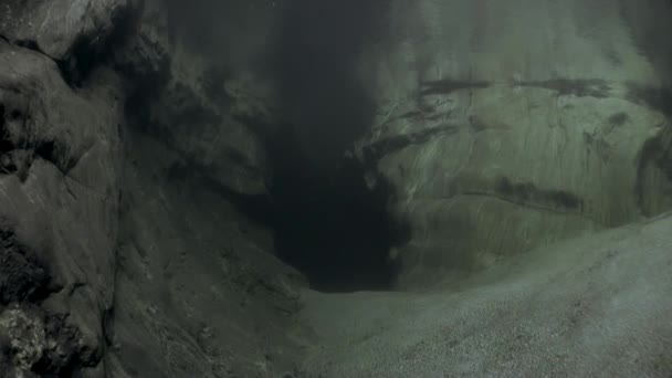 Paesaggio subacqueo del fiume Verzasca. su sfondo di enormi pietre lisce . — Video Stock