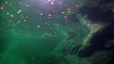 Sualtı manzara nehir Verzasca. büyük yumuşak taşlar arka plan üzerinde.