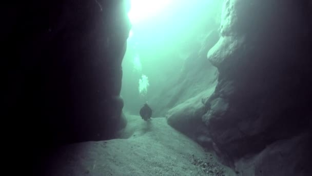 Operador de cámara en refracción de la luz solar bajo el agua en el río Verzasca . — Vídeos de Stock