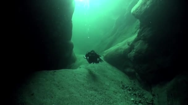 Operatore fotografico in rifrazione della luce solare sott'acqua nel fiume Verzasca . — Video Stock