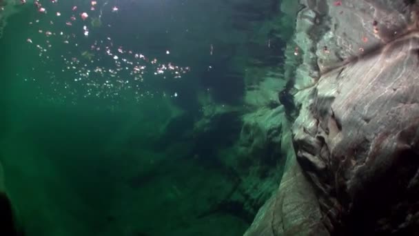 Paisaje submarino del río Verzasca. sobre el fondo de enormes piedras lisas . — Vídeos de Stock