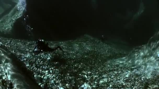 Búvár a víz alatti fényképezőgép, átlátszó folyó Verzasca. — Stock videók