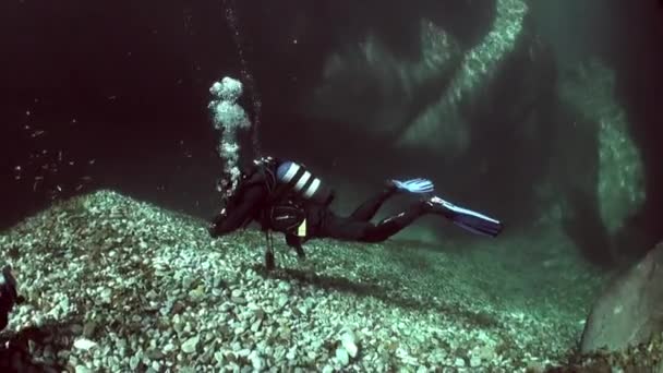 Víz alatti búvárok, átlátszó folyó Verzasca. — Stock videók