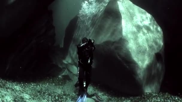 Buceadores con cámara bajo el agua en el río transparente Verzasca . — Vídeos de Stock