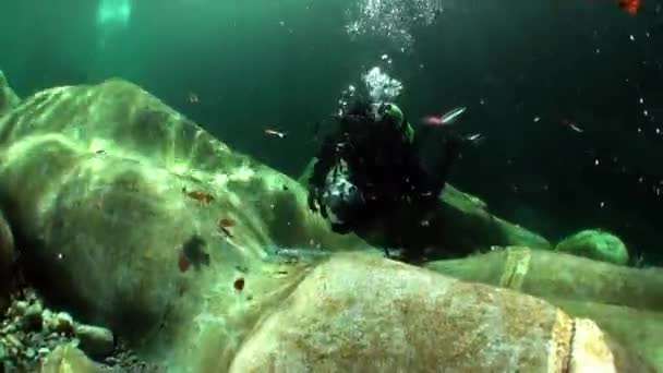 Dykare med kameran under vattnet i genomskinliga floden Verzasca. — Stockvideo