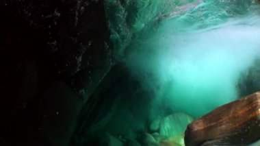 Sualtı görünümünü dağ nehir Verzasca güçlü dip akıntısı.