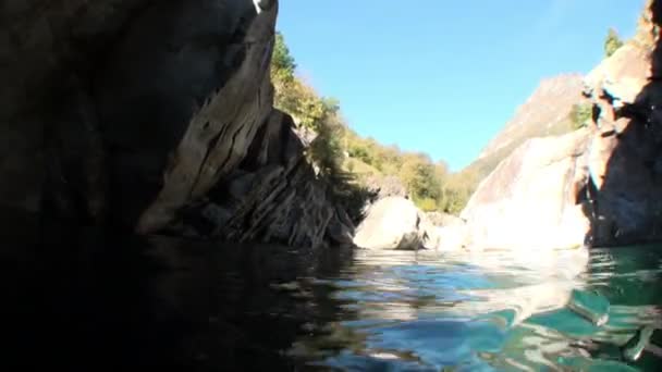 Waterdruppels op de glazen videocamera 's van operator in rivier de Verzasca. — Stockvideo