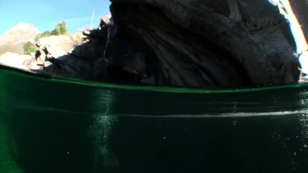 Капельки воды на стеклянных видеокамерах оператора в реке Верзаска. — стоковое видео