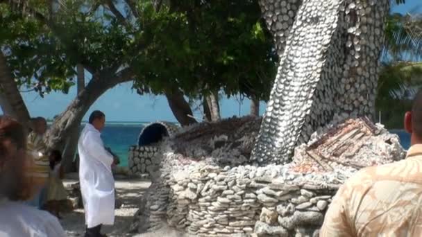 Pessoas perto da árvore religiosa com conchas . — Vídeo de Stock