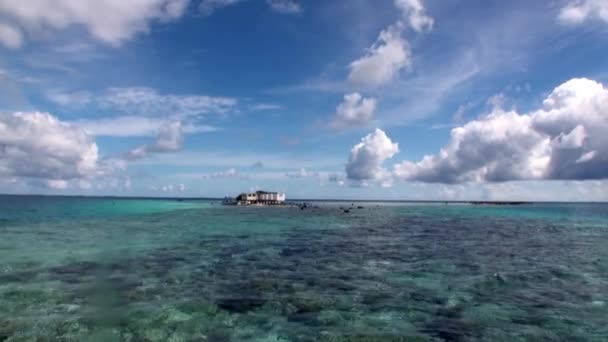 Edifícios abandonados em ruínas na água do oceano perto da ilha do Taiti . — Vídeo de Stock