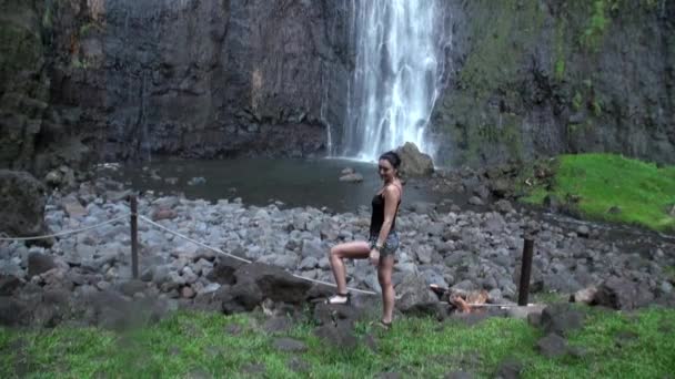 Fille près de Cascade Fautaua . — Video