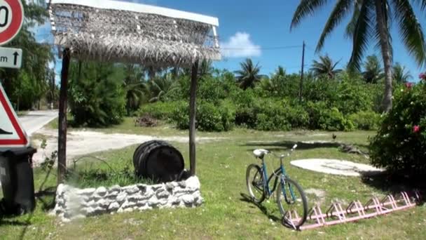 Bisiklet ve tropikal Pasifik Okyanusu kıyısı üzerinde bir varil. — Stok video