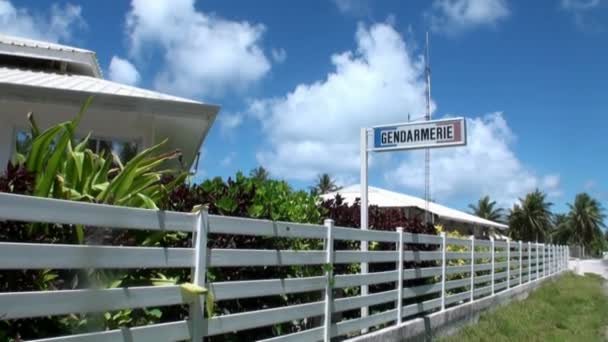 Bungaló a Csendes-óceán partján. — Stock videók