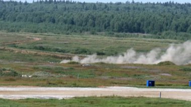 Askeri tank ordusu Forum 2017, ormanın arka planda tarlada rides.