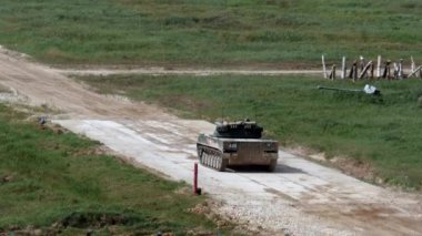 Rus askeri tank yolda sürmek ve ordu Forum 2017 vuruyor.