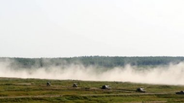 Rus askeri tank stand orman ordu Forum 2017 arka plan üzerinde yolda.