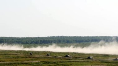 Rus askeri tank stand orman ordu Forum 2017 arka plan üzerinde yolda.