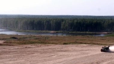 Orman arka plan üzerinde yolda Rus askeri makine mücadele sürmek.