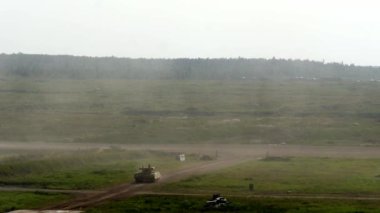 Orman arka plan üzerinde yolda Rus askeri makine mücadele sürmek.