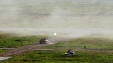 Rus askeri tank yolda sürmek ve ordu Forum 2017 vuruyor.