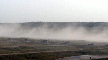 Rus askeri tank orman ordu Forum 2017 arka plan üzerinde ilerliyorsunuz.