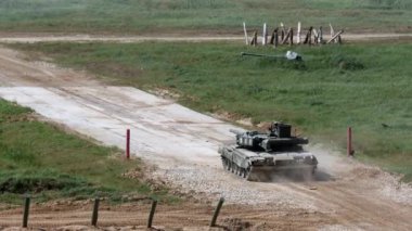 Rus askeri tank yolda sürmek ve ordu Forum 2017 vuruyor.
