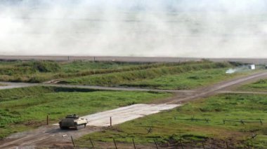 Rus askeri tank yolda sürmek ve ordu Forum 2017 vuruyor.