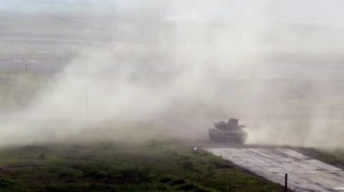 Askeri tank yolda sürmek ve ordu Forum 2017 vuruyor.