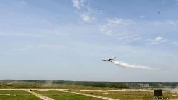 Avión de carga arroja agua y riega la tierra en el Foro del Ejército 2017 . — Vídeos de Stock