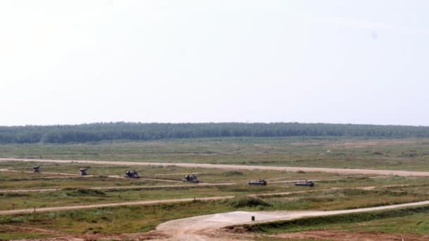 Russische militaire tank staat op de achtergrond van het bos op leger Forum 2017. — Stockvideo