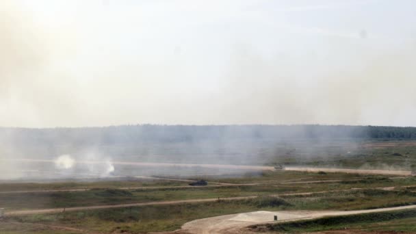 Serbatoio militare russo cavalca su strada sullo sfondo del Forum dell'esercito forestale 2017 . — Video Stock