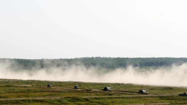 Tanque militar russo fica na estrada no fundo do Fórum do Exército Florestal 2017 . — Vídeo de Stock