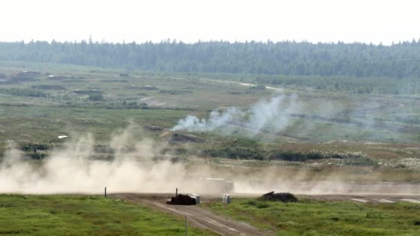 Combattimento militare russo macchina cavalca su strada sullo sfondo della foresta . — Video Stock