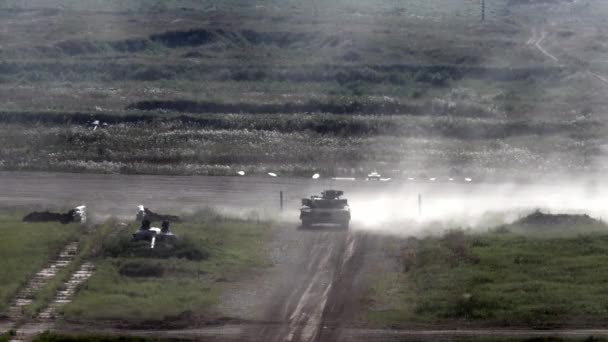 俄罗斯军用坦克站在公路上的陆军论坛2017. — 图库视频影像