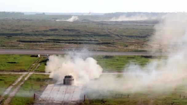 Russische militaire tank bevindt zich op weg en schiet op leger Forum 2017. — Stockvideo