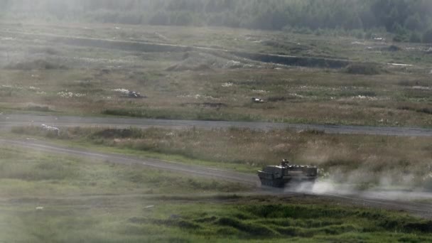 Máquina de combate militar rusa paseos por carretera en el fondo del bosque . — Vídeos de Stock