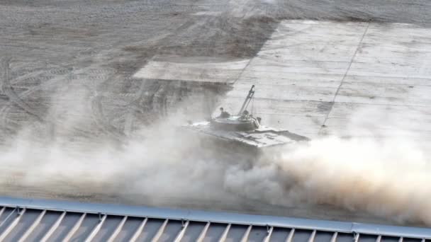 Paseos en tanques militares en la carretera en el Foro del Ejército 2017 . — Vídeos de Stock