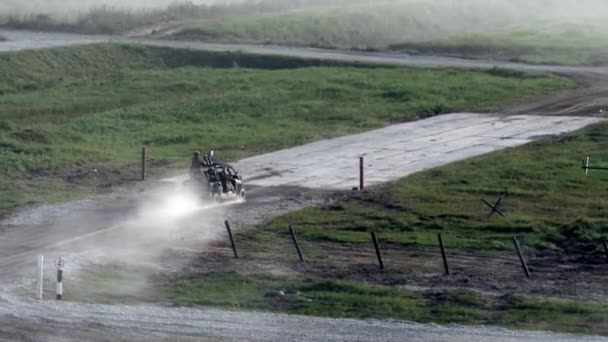 Russische militaire buggy op de leger Forum 2017. — Stockvideo