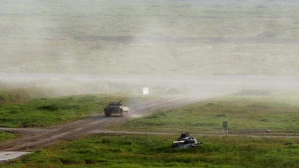 러시아 군 탱크도로 그리고 육군 포럼 2017에 쏘고. — 비디오